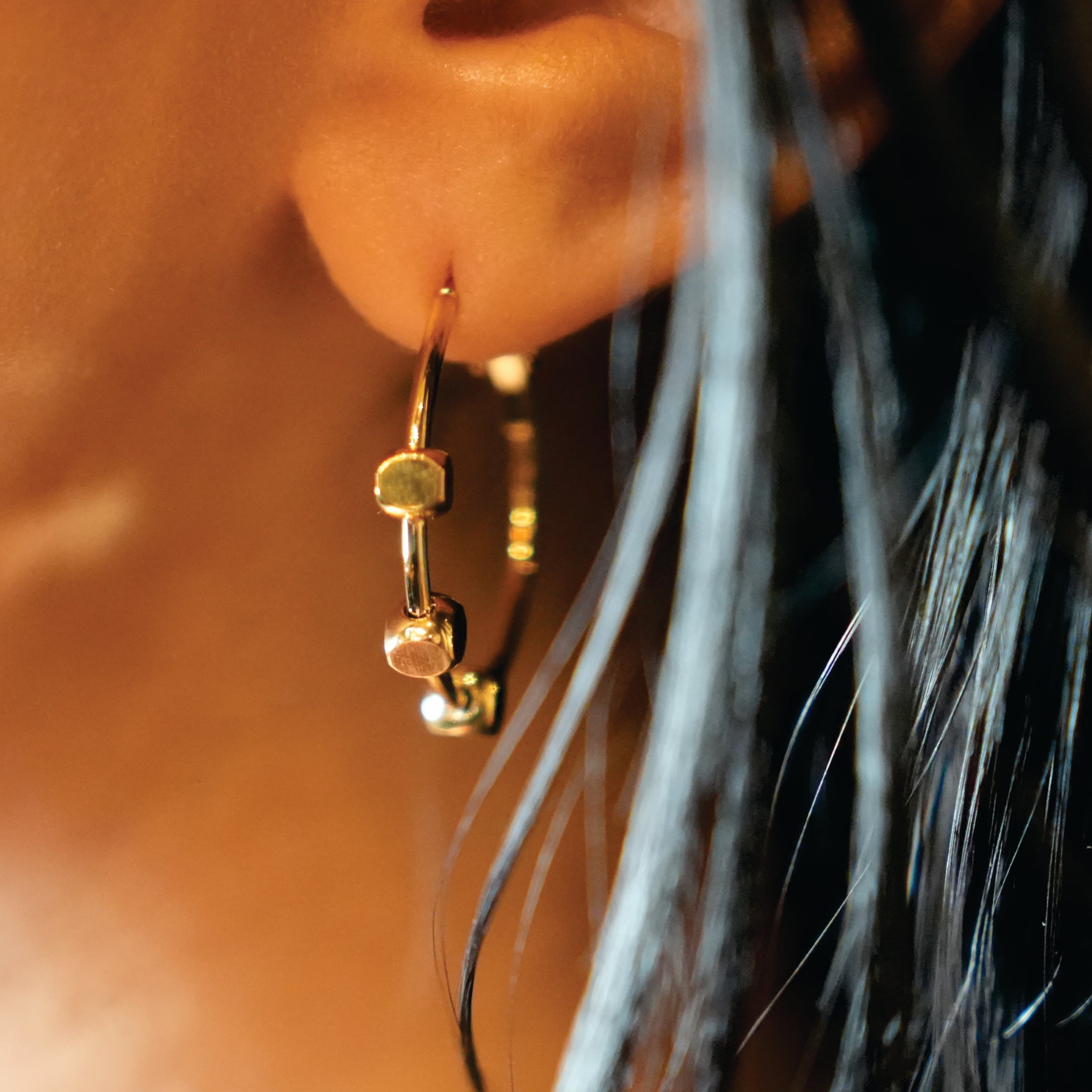 MASUYO : Boucles d'oreilles rondes avant-gardistes rehaussées d'un trio de perles carrées.