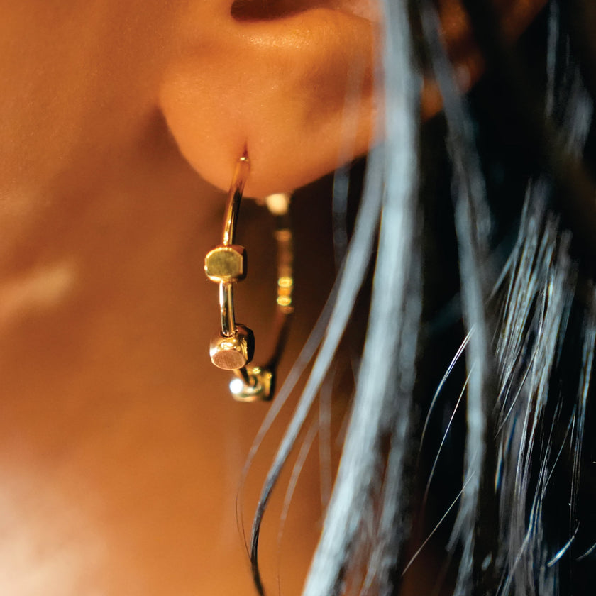 MASUYO : Boucles d'oreilles rondes avant-gardistes rehaussées d'un trio de perles carrées.