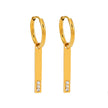 Style MAYLA : Boucles d’oreilles dorées avec un charme minimaliste mettant en valeur un trio de pierres précieuses en zircone.