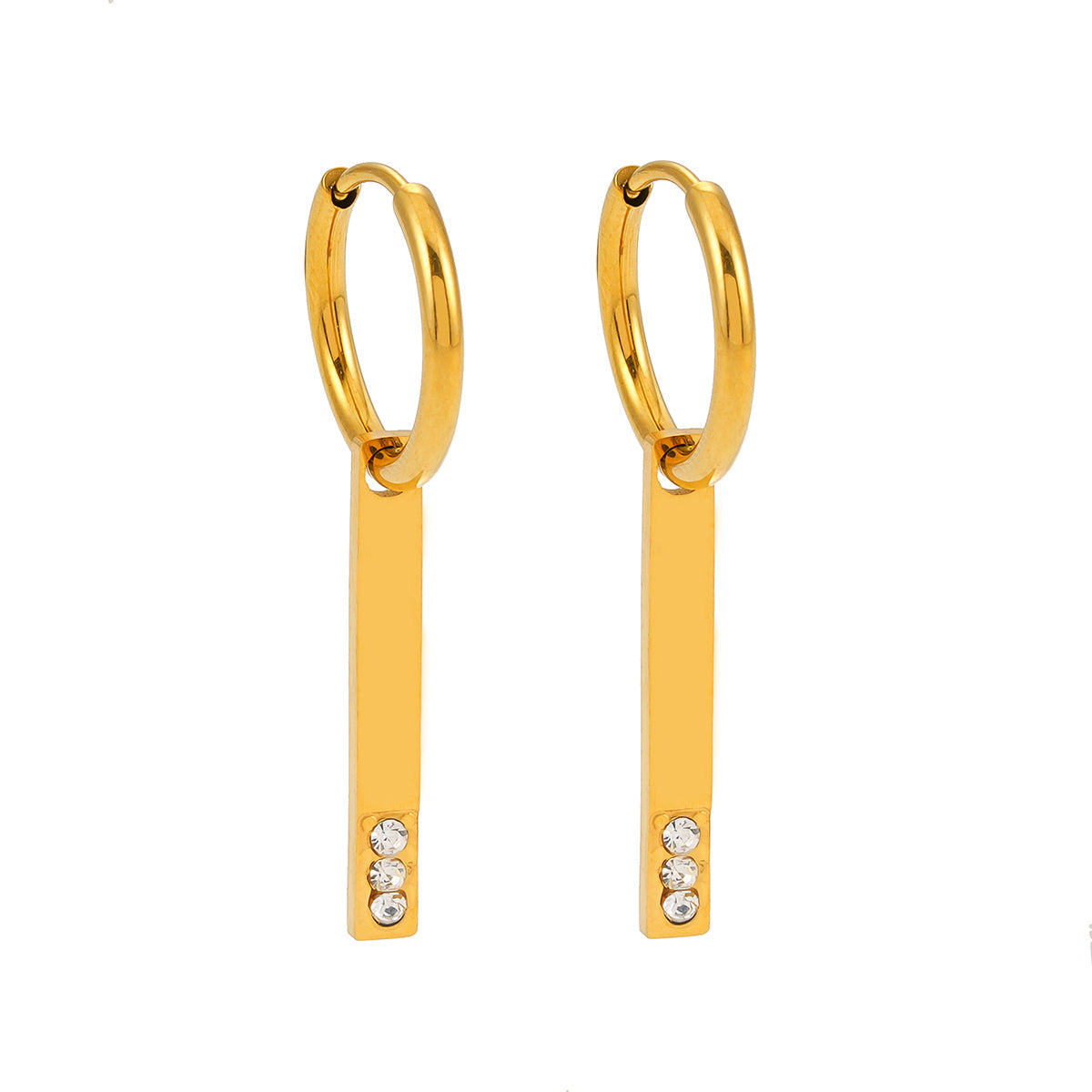 Style MAYLA : Boucles d’oreilles dorées avec un charme minimaliste mettant en valeur un trio de pierres précieuses en zircone.