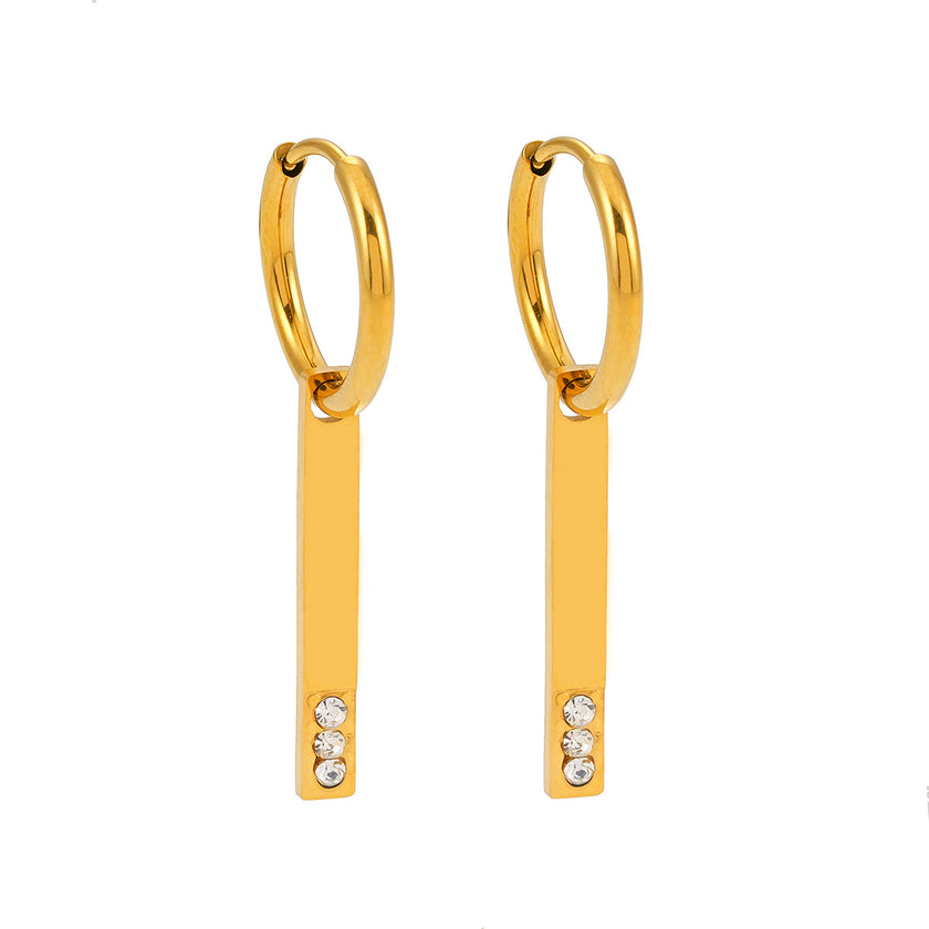 Style MAYLA : Boucles d’oreilles dorées avec un charme minimaliste mettant en valeur un trio de pierres précieuses en zircone.