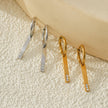 Style MAYLA : Boucles d’oreilles dorées avec un charme minimaliste mettant en valeur un trio de pierres précieuses en zircone.