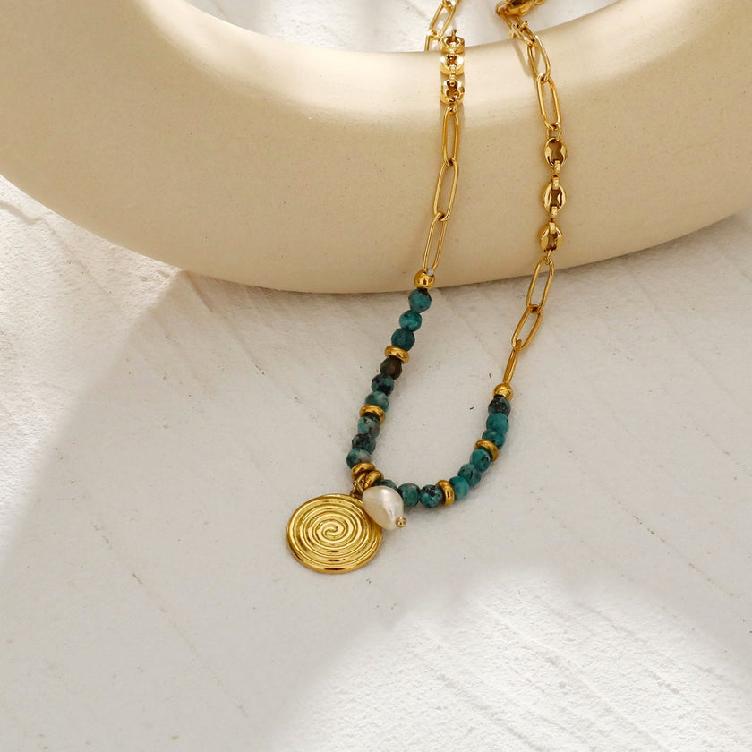 MEDELLIN : Chaîne contemporaine avec perles de turquoise africaine et duo de pendentifs.