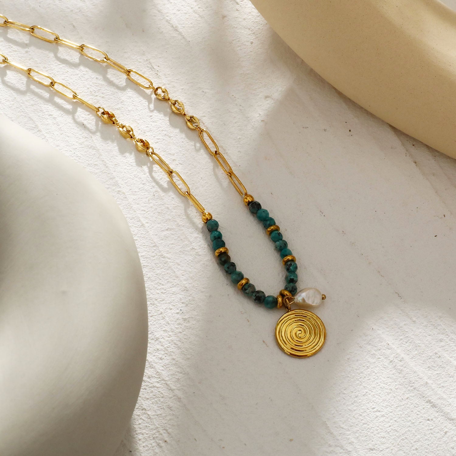 MEDELLIN : Chaîne contemporaine avec perles de turquoise africaine et duo de pendentifs.