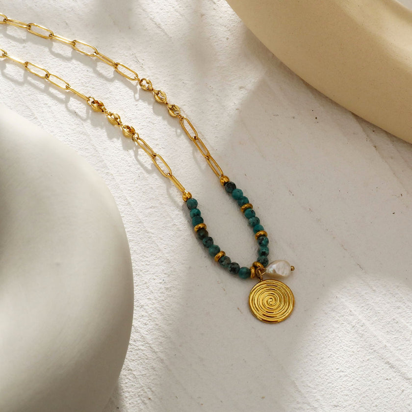 MEDELLIN : Chaîne contemporaine avec perles de turquoise africaine et duo de pendentifs.