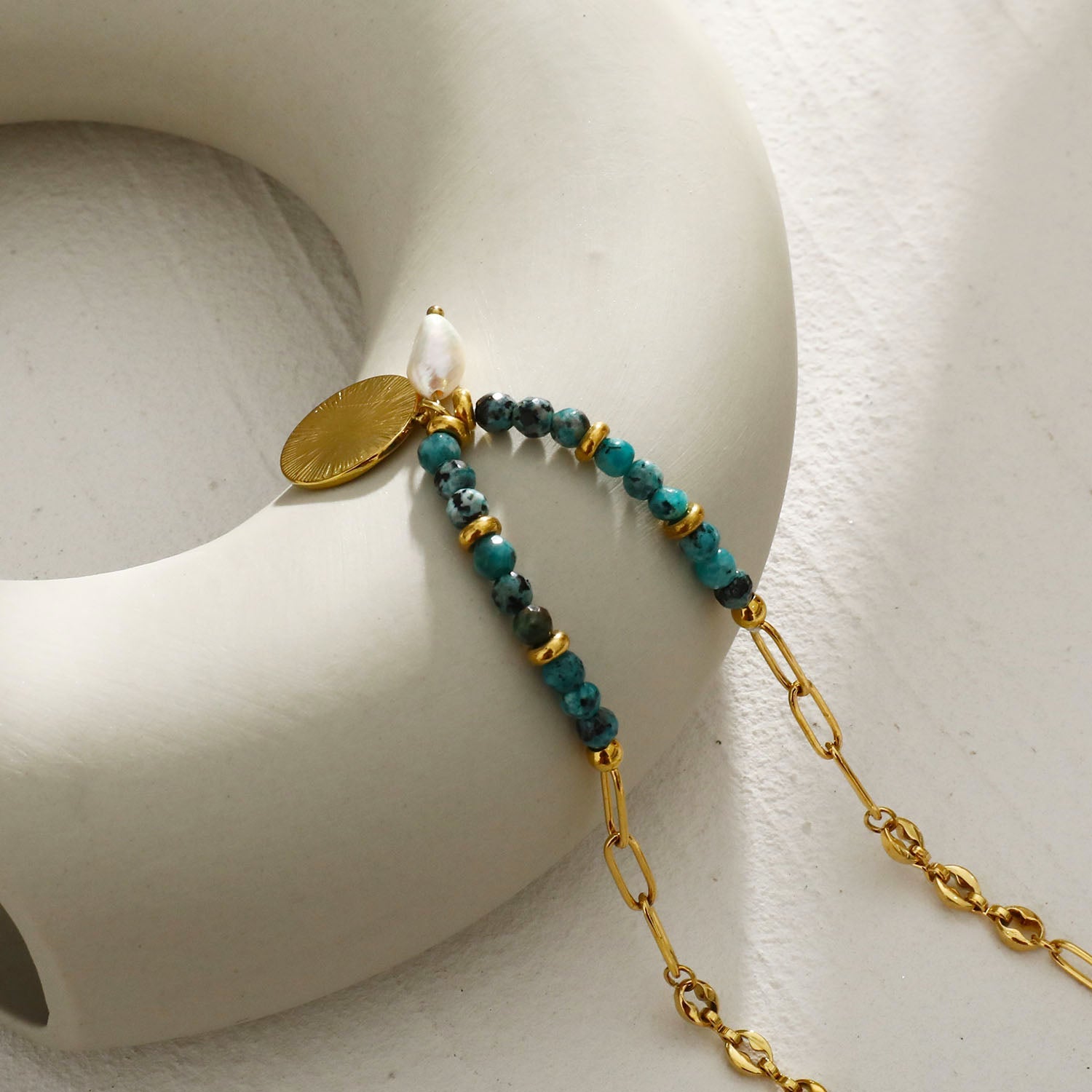 MEDELLIN : Chaîne contemporaine avec perles de turquoise africaine et duo de pendentifs.