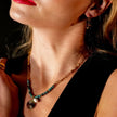 MEDELLIN : Chaîne contemporaine avec perles de turquoise africaine et duo de pendentifs.