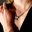 MEDELLIN : Chaîne contemporaine avec perles de turquoise africaine et duo de pendentifs.
