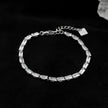 MELLISH : Bracelet tennis rétro rectangulaire en zircone (CZ) plaqué or blanc.