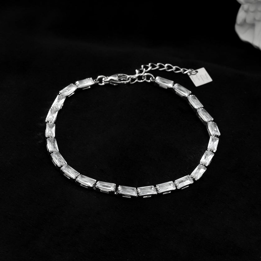 MELLISH : Bracelet tennis rétro rectangulaire en zircone (CZ) plaqué or blanc.