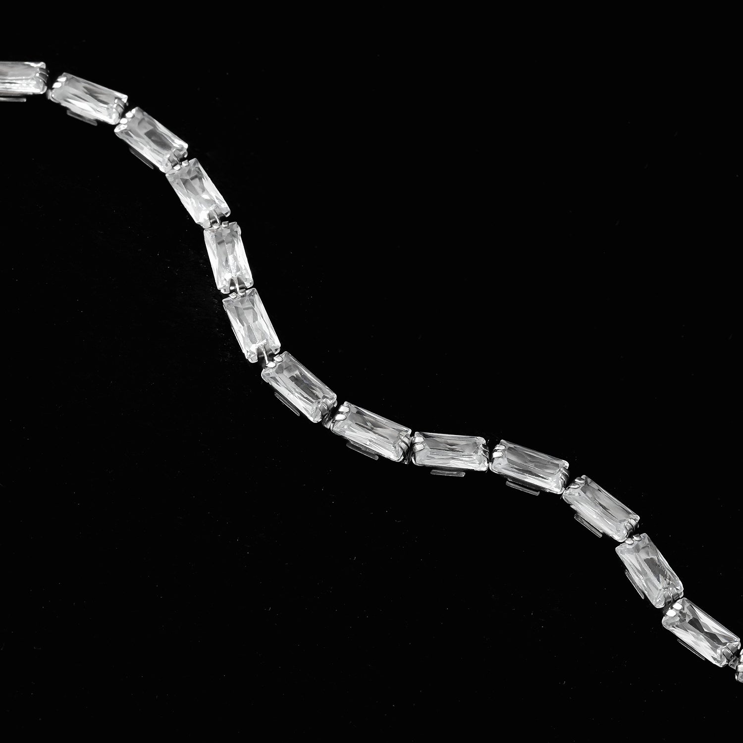 MELLISH : Bracelet tennis rétro rectangulaire en zircone (CZ) plaqué or blanc.