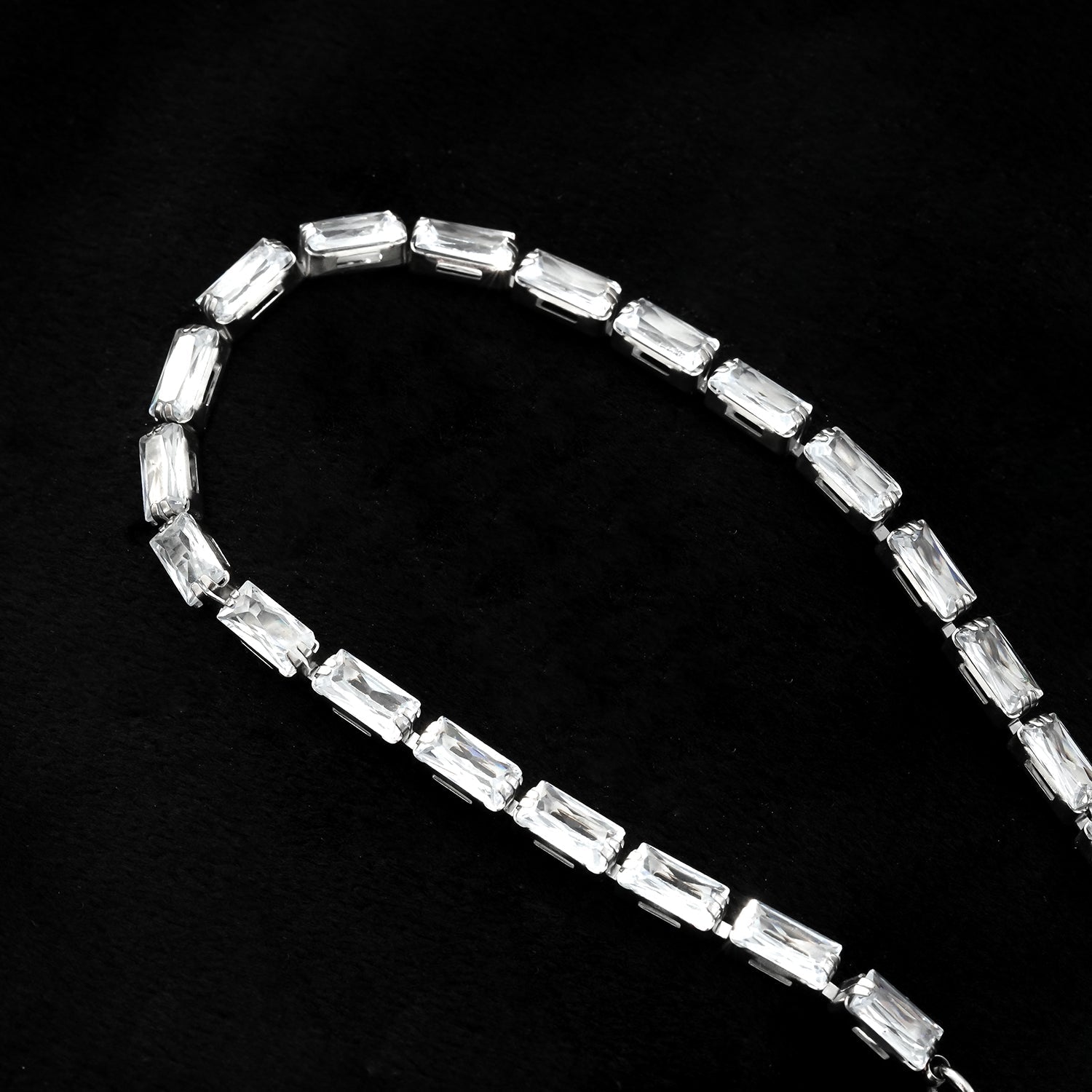 MELLISH : Bracelet tennis rétro rectangulaire en zircone (CZ) plaqué or blanc.
