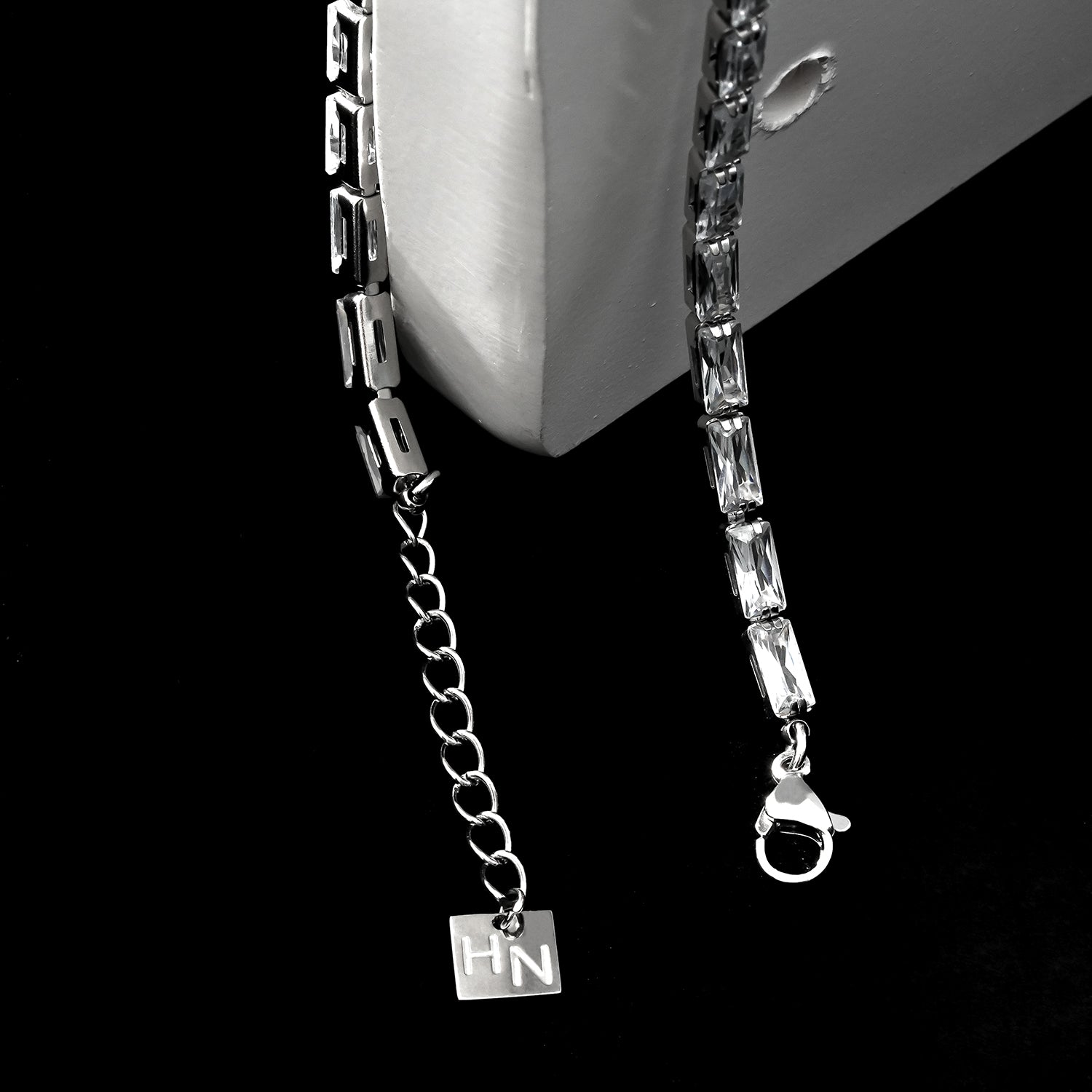 MELLISH : Bracelet tennis rétro rectangulaire en zircone (CZ) plaqué or blanc.
