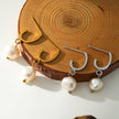 MILANO : Boucles d'oreilles pendantes en forme de J avec perles d'eau douce naturelles en argent.