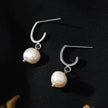 MILANO : Boucles d'oreilles pendantes en forme de J avec perles d'eau douce naturelles en argent.