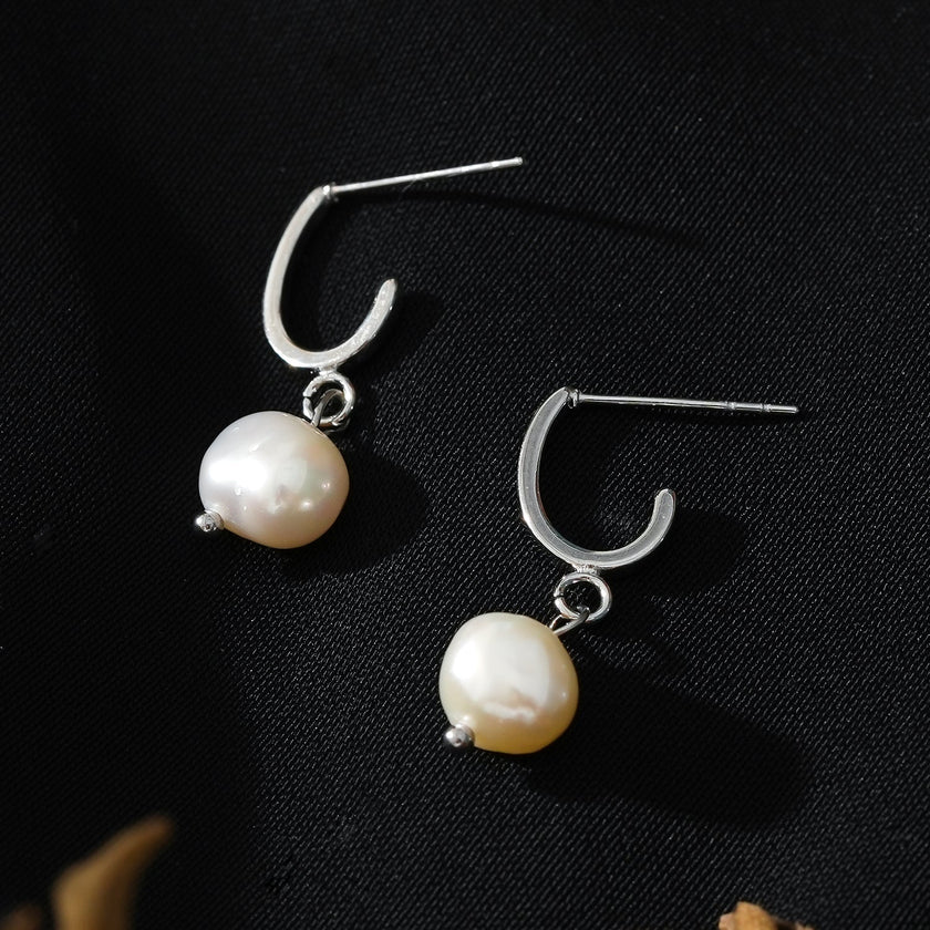 MILANO : Boucles d'oreilles pendantes en forme de J avec perles d'eau douce naturelles en argent.