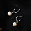 MILANO : Boucles d'oreilles pendantes en forme de J avec perles d'eau douce naturelles en argent.