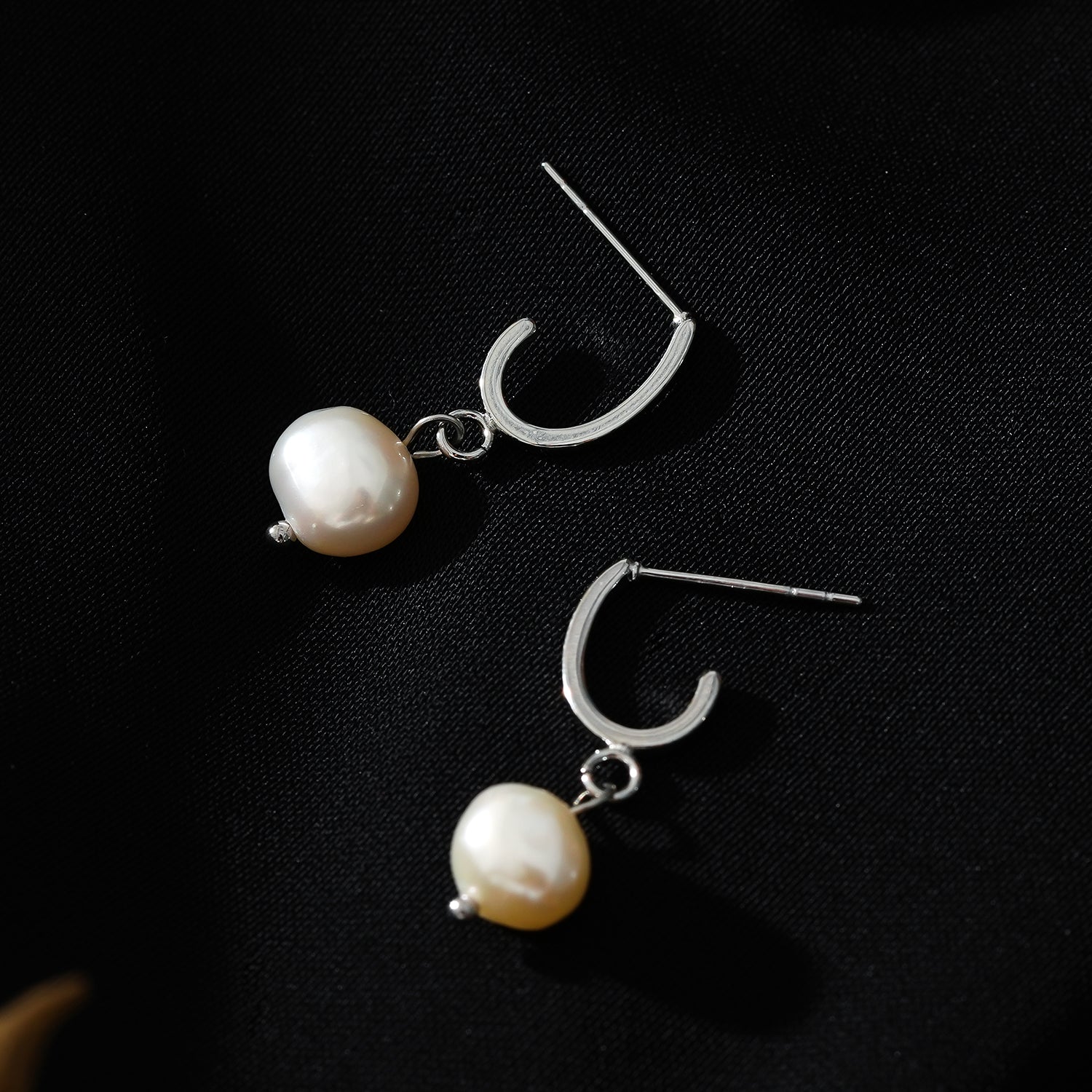 MILANO : Boucles d'oreilles pendantes en forme de J avec perles d'eau douce naturelles en argent.