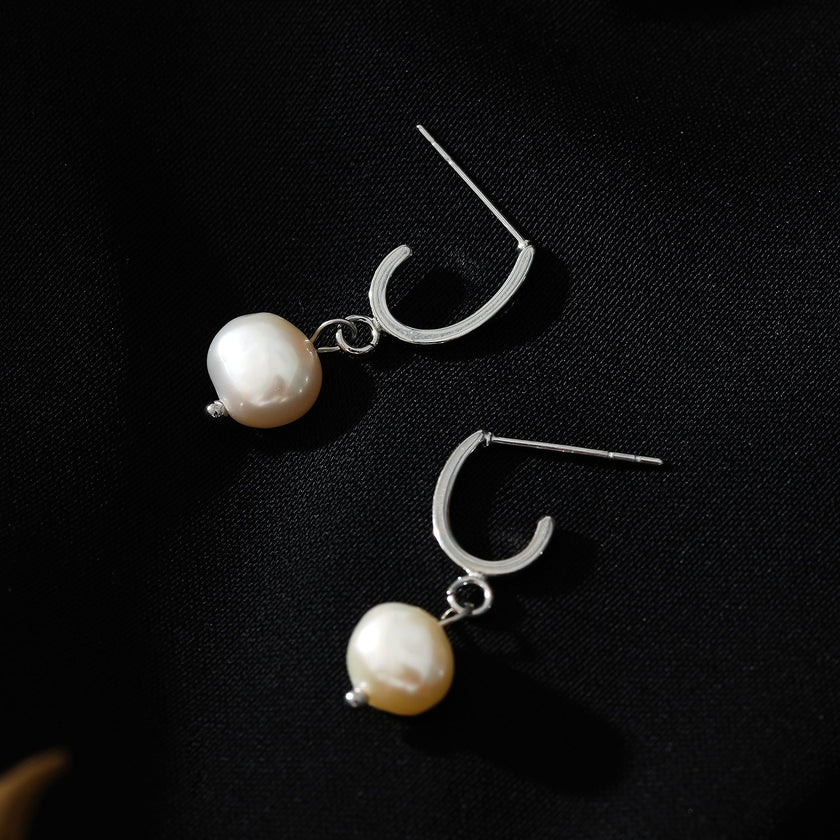 MILANO : Boucles d'oreilles pendantes en forme de J avec perles d'eau douce naturelles en argent.