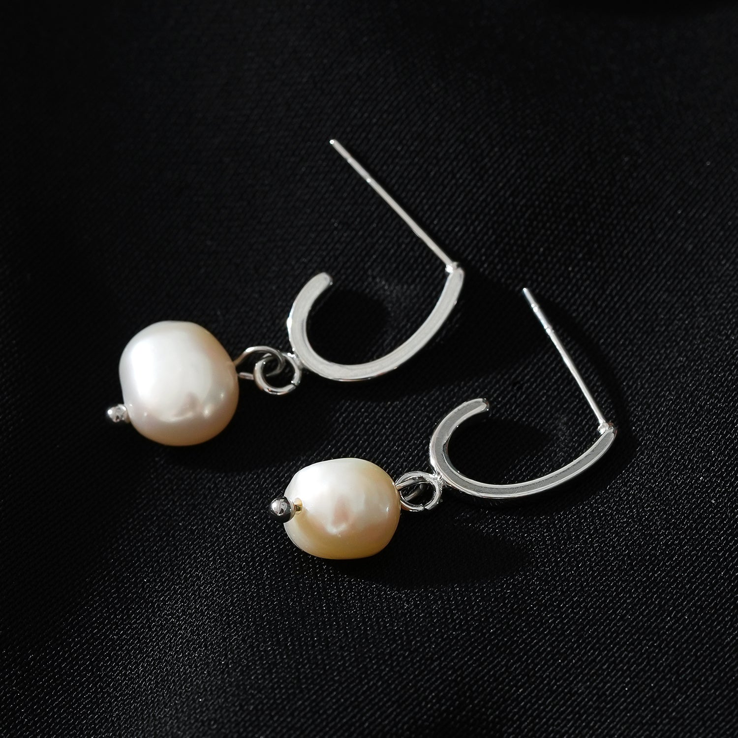 MILANO : Boucles d'oreilles pendantes en forme de J avec perles d'eau douce naturelles en argent.