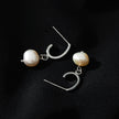 MILANO : Boucles d'oreilles pendantes en forme de J avec perles d'eau douce naturelles en argent.