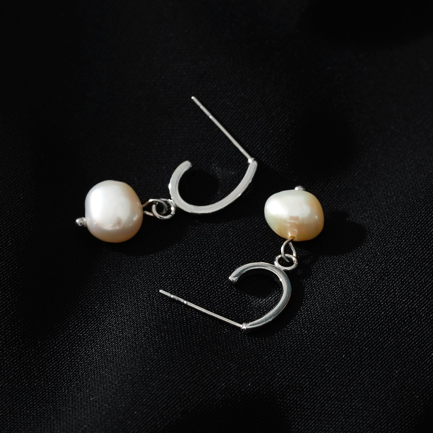 MILANO : Boucles d'oreilles pendantes en forme de J avec perles d'eau douce naturelles en argent.
