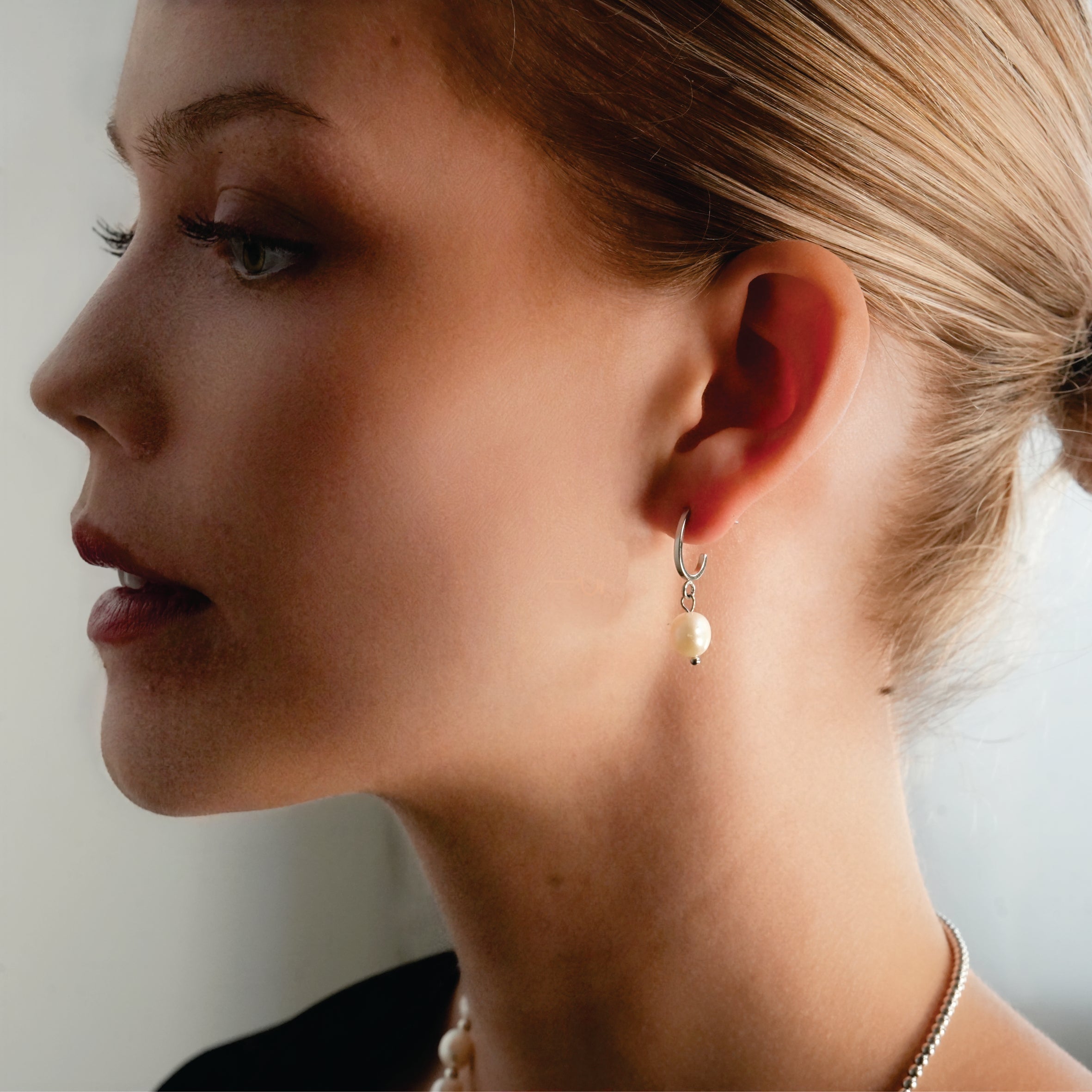 MILANO : Boucles d'oreilles pendantes en forme de J avec perles d'eau douce naturelles en argent.
