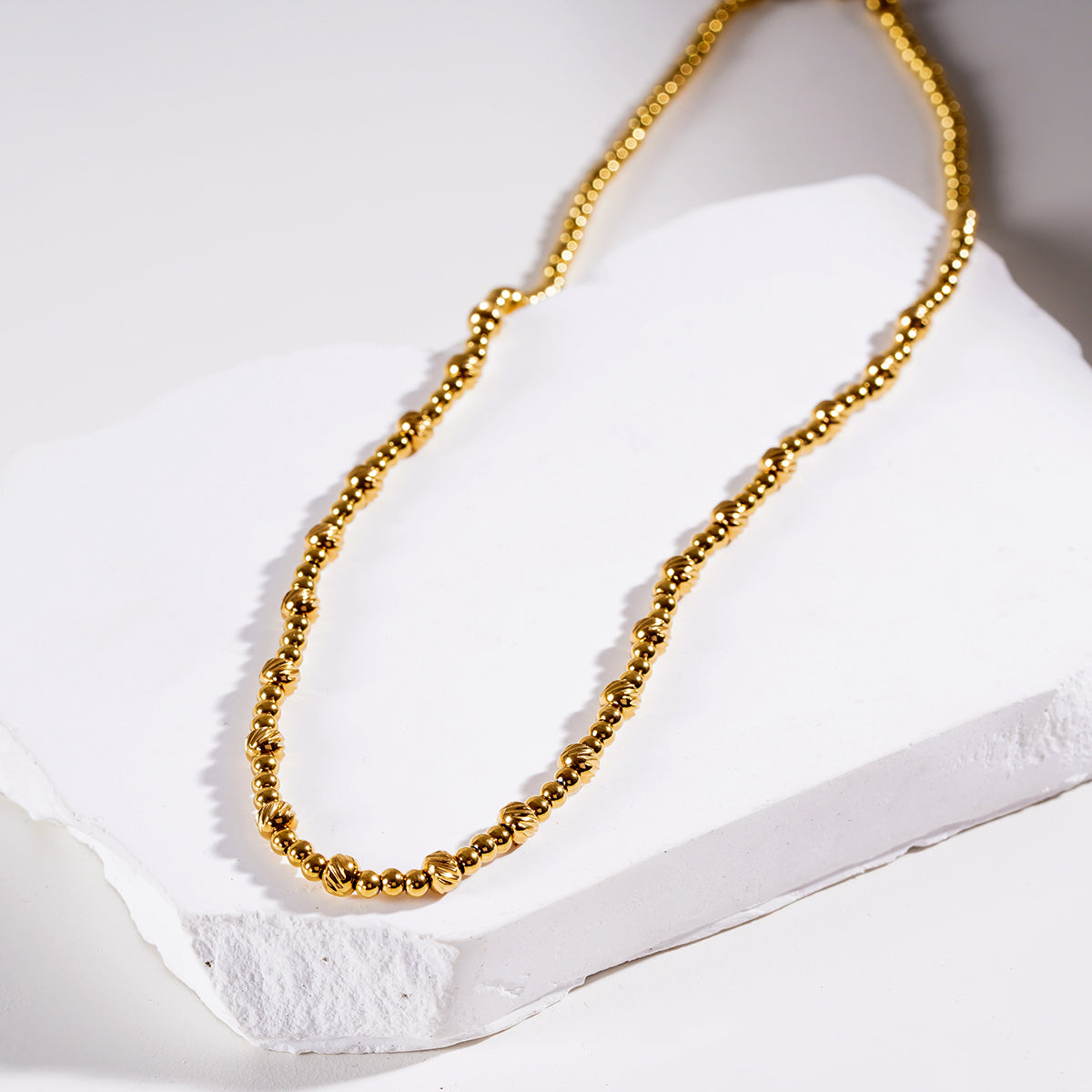 Style MILLIE : Collier en chaîne dorée à double perles.