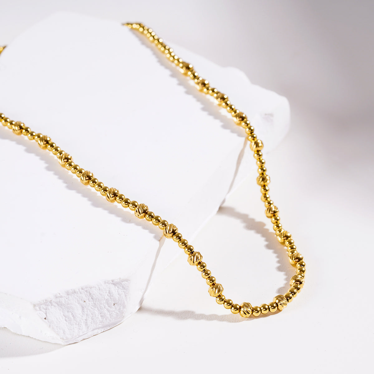 Style MILLIE : Collier en chaîne dorée à double perles.