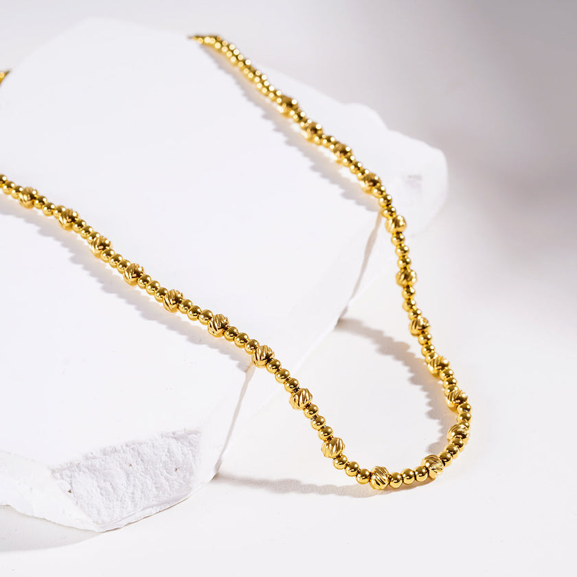 Style MILLIE : Collier en chaîne dorée à double perles.