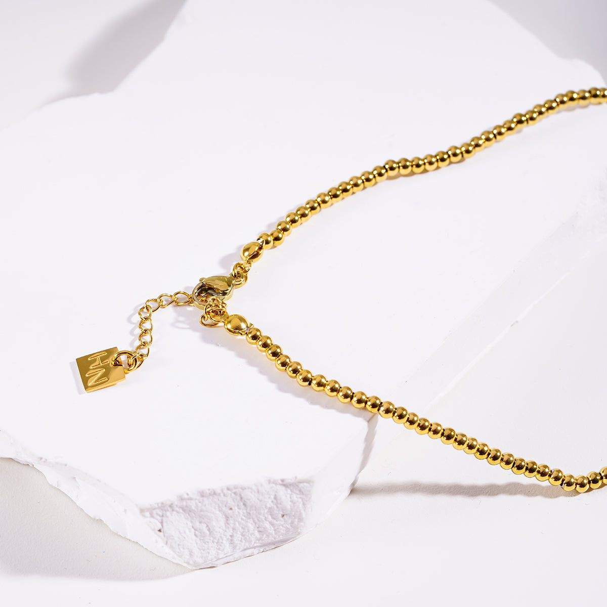 Style MILLIE : Collier en chaîne dorée à double perles.