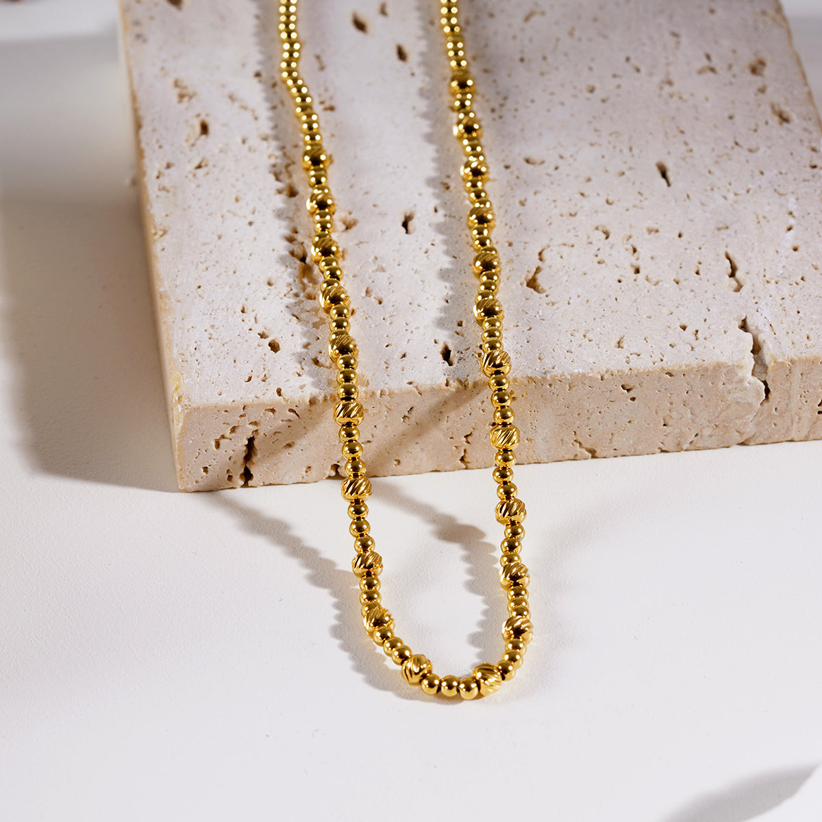 Style MILLIE : Collier en chaîne dorée à double perles.
