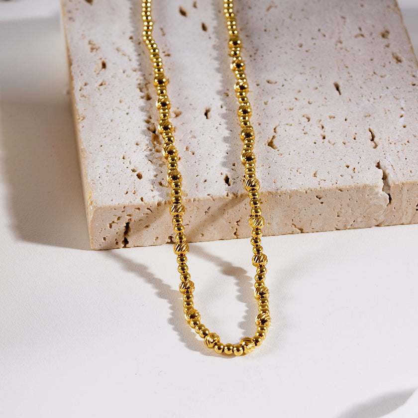 Style MILLIE : Collier en chaîne dorée à double perles.
