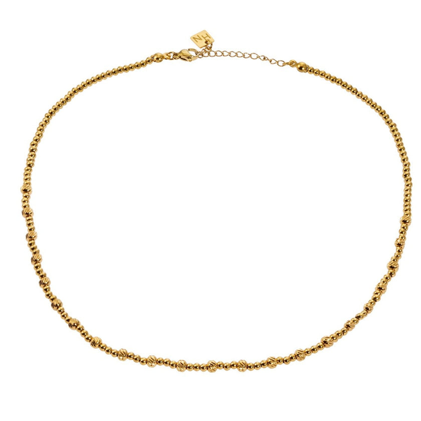 Style MILLIE : Collier en chaîne dorée à double perles.