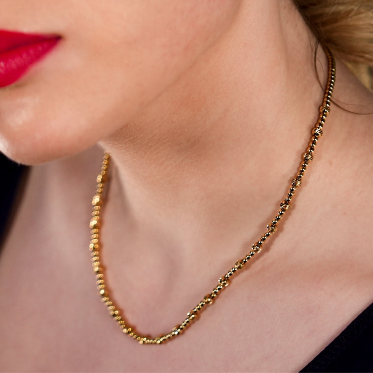 Style MILLIE : Collier en chaîne dorée à double perles.