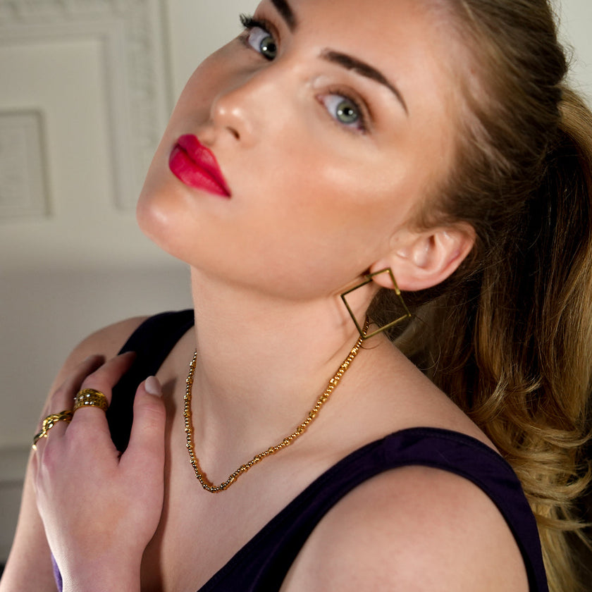 Style MILLIE : Collier en chaîne dorée à double perles.