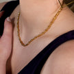 Style MILLIE : Collier en chaîne dorée à double perles.