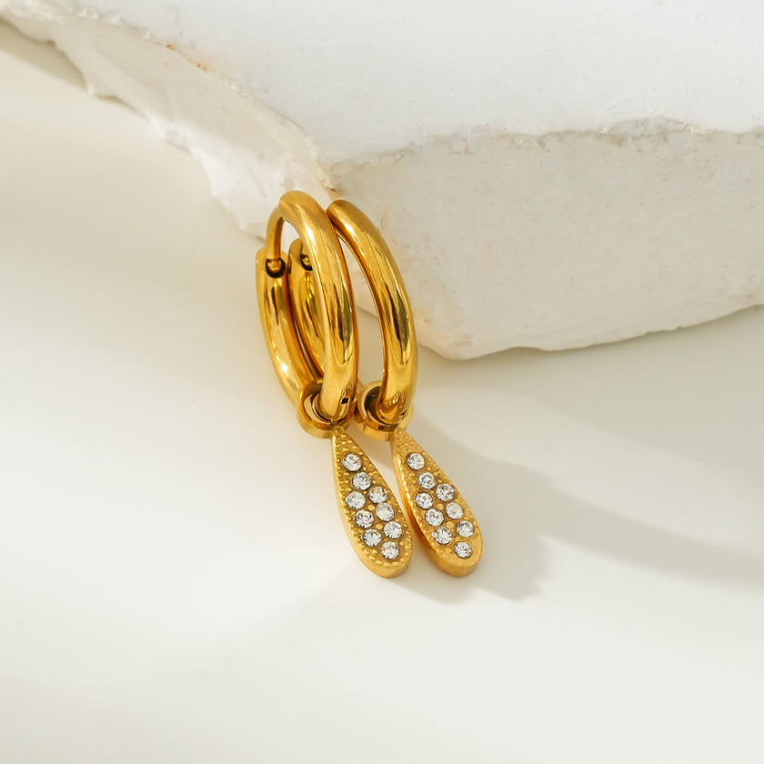MONTEREY : Boucles d'oreilles vintage avec breloques en forme de goutte d'eau pavées de zircons.