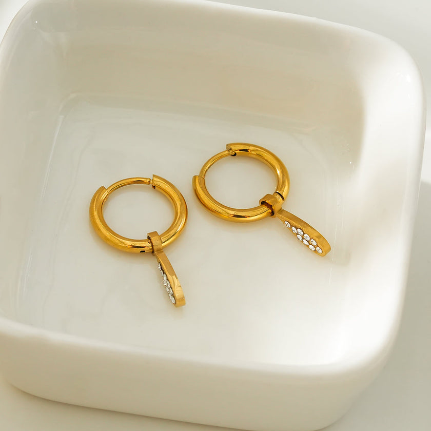 MONTEREY : Boucles d'oreilles vintage avec breloques en forme de goutte d'eau pavées de zircons.
