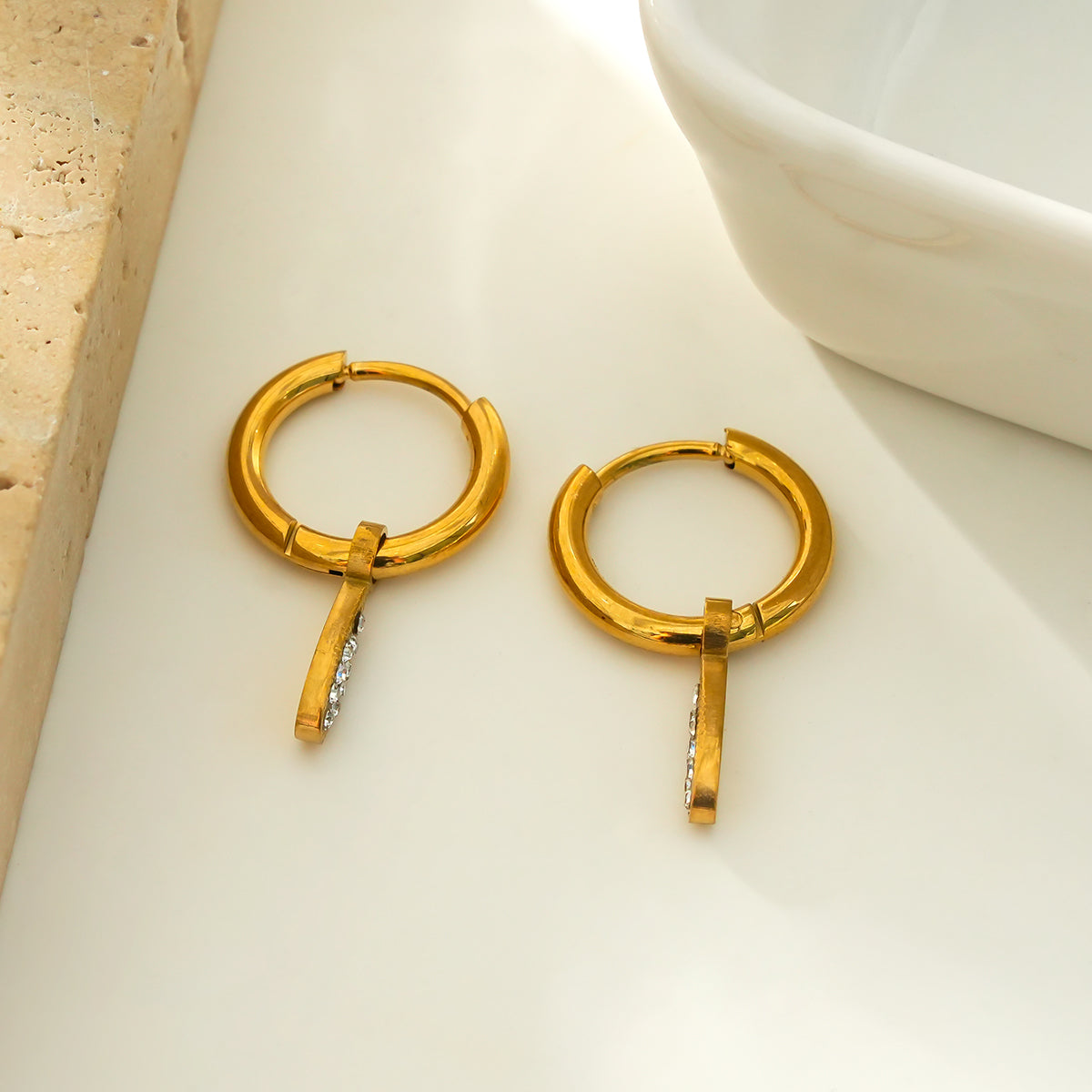 MONTEREY : Boucles d'oreilles vintage avec breloques en forme de goutte d'eau pavées de zircons.
