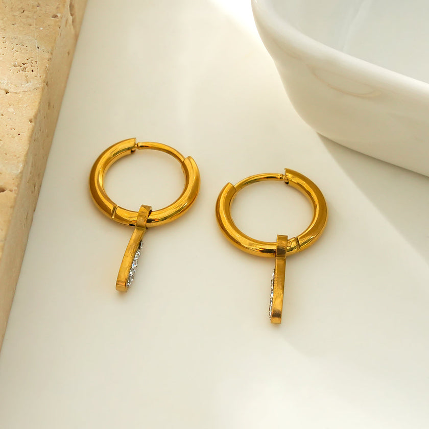 MONTEREY : Boucles d'oreilles vintage avec breloques en forme de goutte d'eau pavées de zircons.