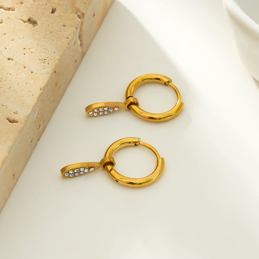 MONTEREY : Boucles d'oreilles vintage avec breloques en forme de goutte d'eau pavées de zircons.