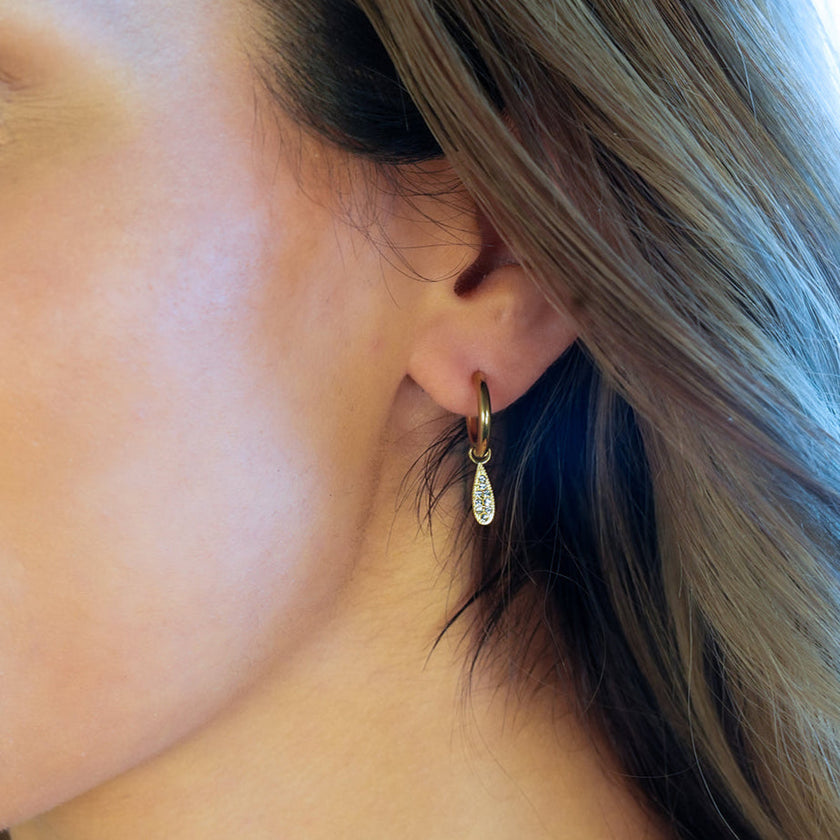MONTEREY : Boucles d'oreilles vintage avec breloques en forme de goutte d'eau pavées de zircons.