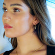 MONTEREY : Boucles d'oreilles vintage avec breloques en forme de goutte d'eau pavées de zircons.