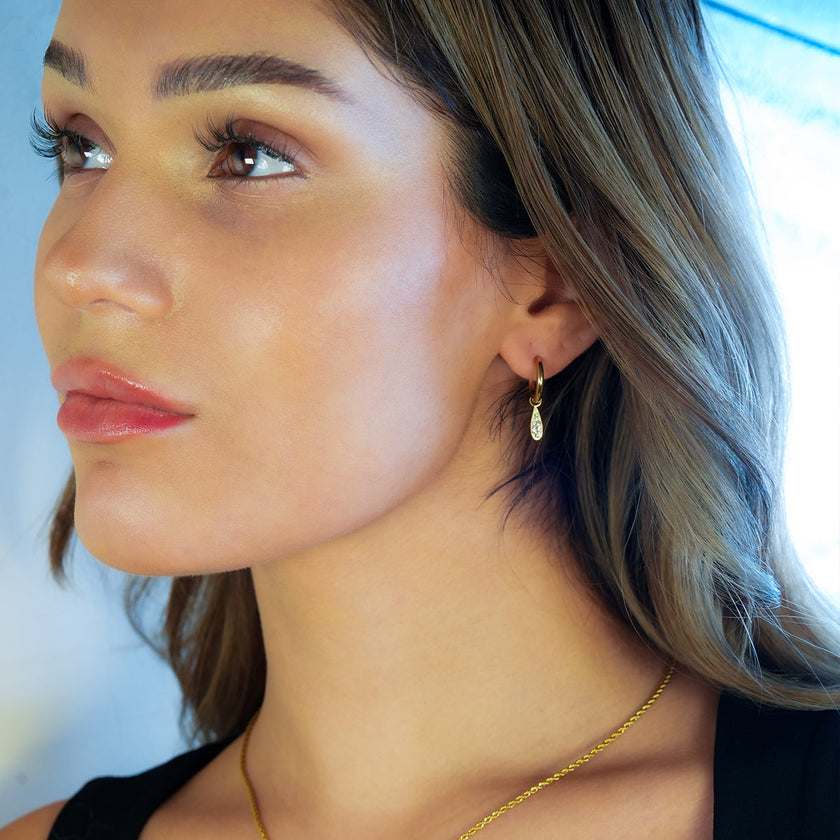 MONTEREY : Boucles d'oreilles vintage avec breloques en forme de goutte d'eau pavées de zircons.