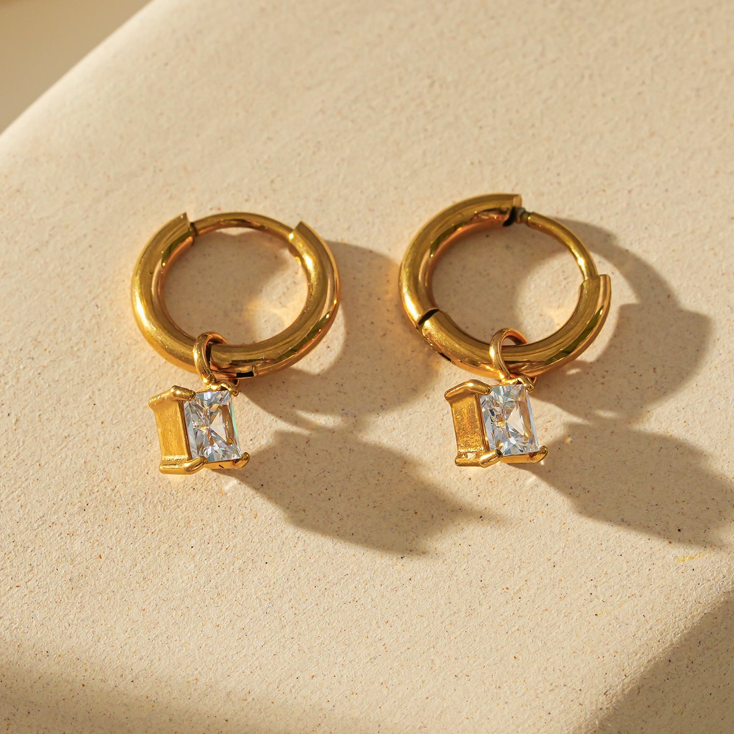 MORANDI Gold : Boucles d'oreilles à l'esprit vintage avec breloques en moissanite amovibles.