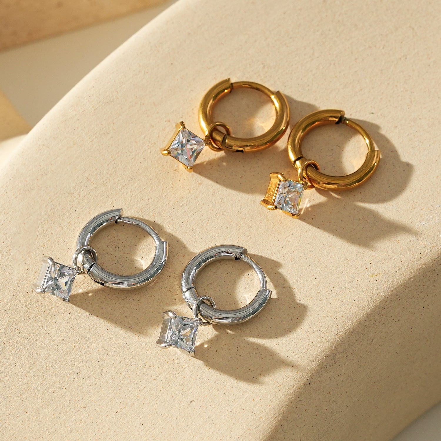 MORANDI Gold : Boucles d'oreilles à l'esprit vintage avec breloques en moissanite amovibles.