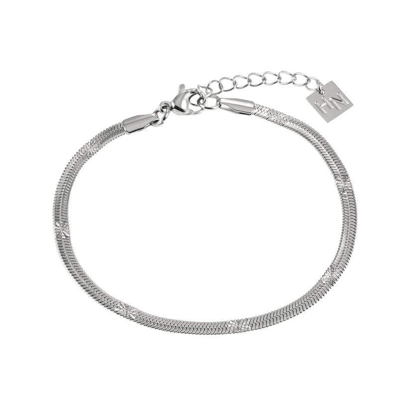 MUKER : Bracelet en chaîne argentée texturée effet peau de serpent avec motif étoile en relief.