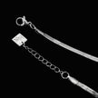 MUKER : Bracelet en chaîne argentée texturée effet peau de serpent avec motif étoile en relief.