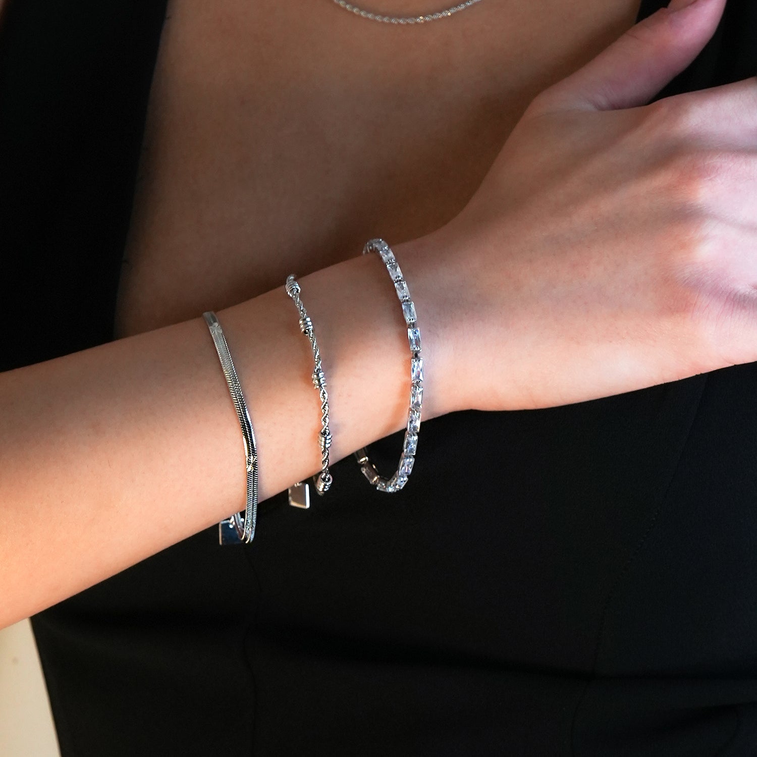 MUKER : Bracelet en chaîne argentée texturée effet peau de serpent avec motif étoile en relief.